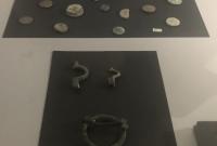 Коллекция монет и оружие: музею передали найденные у контрабандистов раритеты