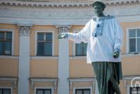 Памятник основателю Одессы одели в вышиванку с якорями и штурвалами