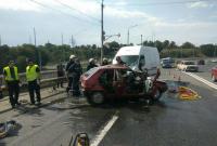В Днепре Skoda врезалась в микроавтобус из-за ямы на мосту: два человека погибли