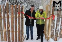 Ждали семь лет: в России торжественно открыли забор из пиломатериалов (фото)