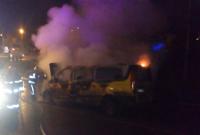 Посреди улицы в Кременчуге загорелся микроавтобус Посреди улицы в Кременчуге загорелся микроавтобус