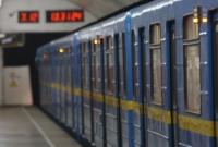 В Киеве на станции метро Почайная мужчина упал на рельсы В Киеве на станции метро Почайная мужчина упал на рельсы
