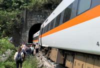 На Тайване скоростной поезд столкнулся с грузовиком, упавшим на рельсы: погибли более 30 человек